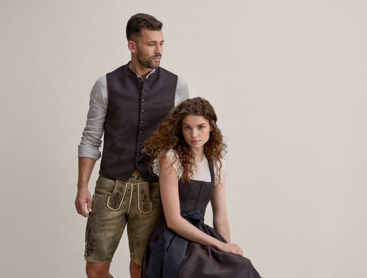 Moderne Tracht von Ludwig Beck mit Dirndl und Lederhose