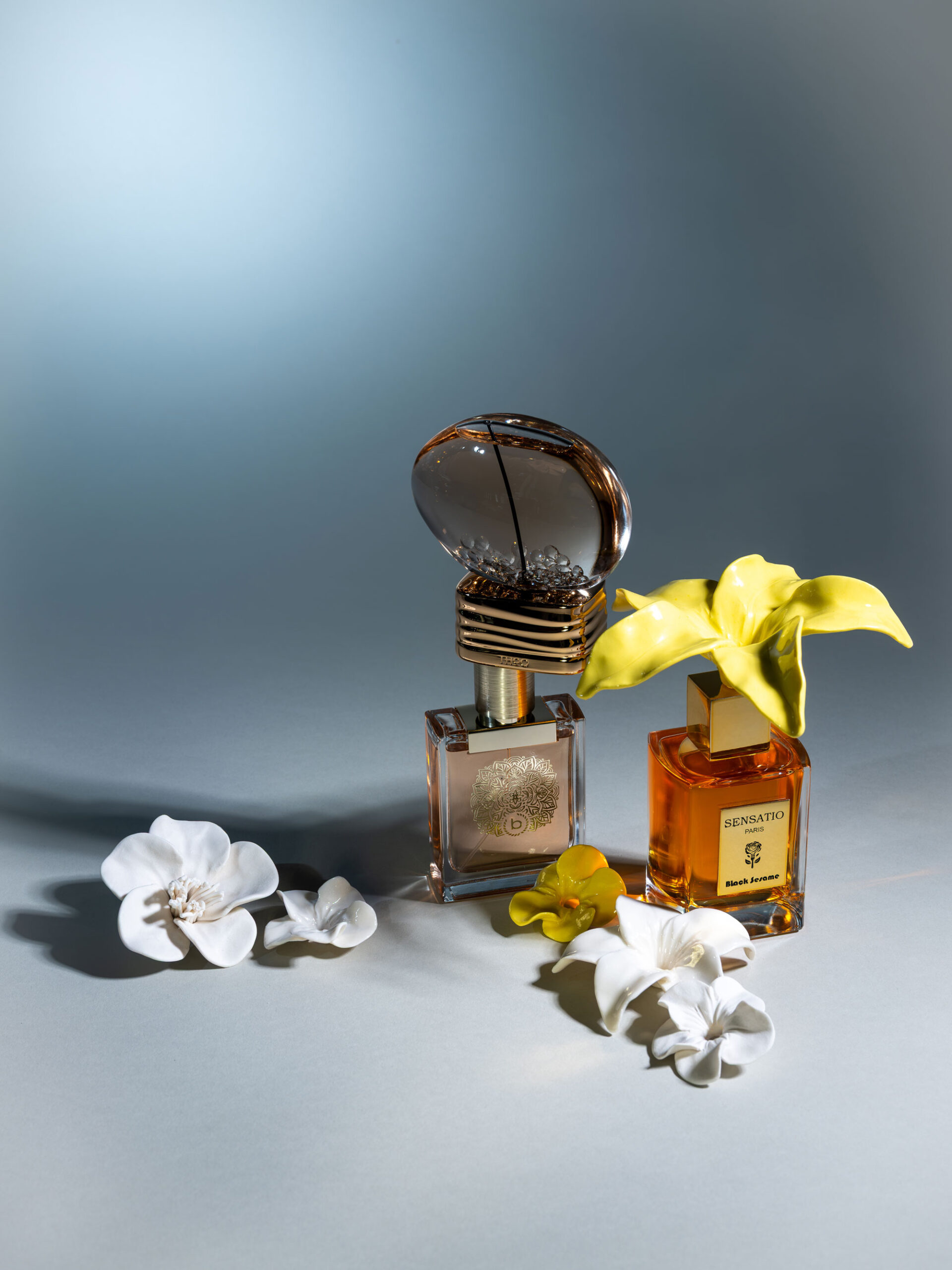sommerparfum bugatti thoo sensatio Sommerparfums von Bugatti, THOO und Sensatio mit weißen und gelben Porzellanblüten von Coco Loves Clay