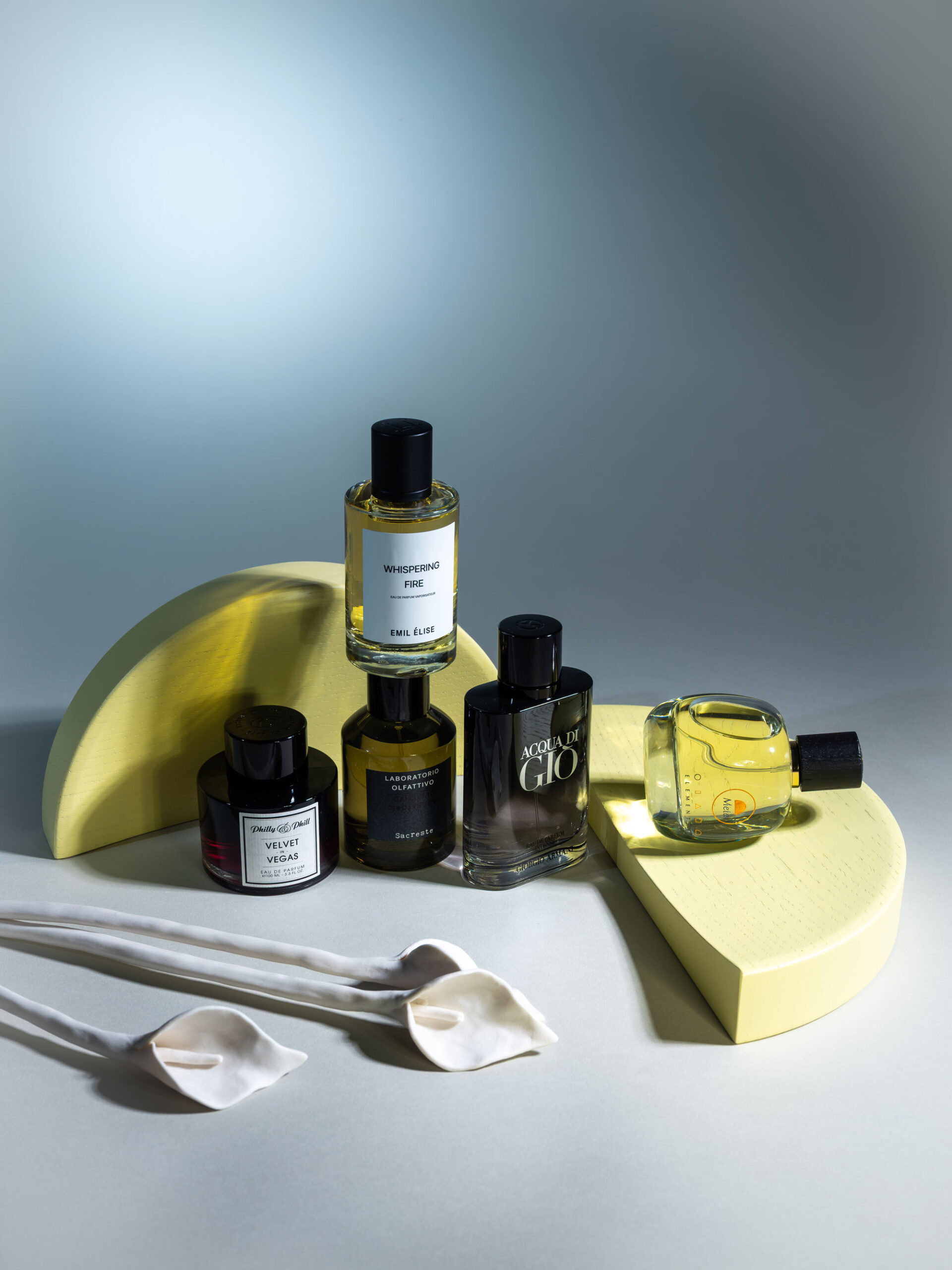 sommerparfums emil elise armani laboratorio olfattivo Sommerparfums von Philly & Phill, Emil Élise, Laboratorio Olfattivo und Giorgio Armani mit weißen Porzellan-Callas