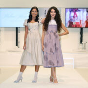 Models präsentieren die Trachtentrends 2027 bei der FESCH Fashion Show in Salzburg.