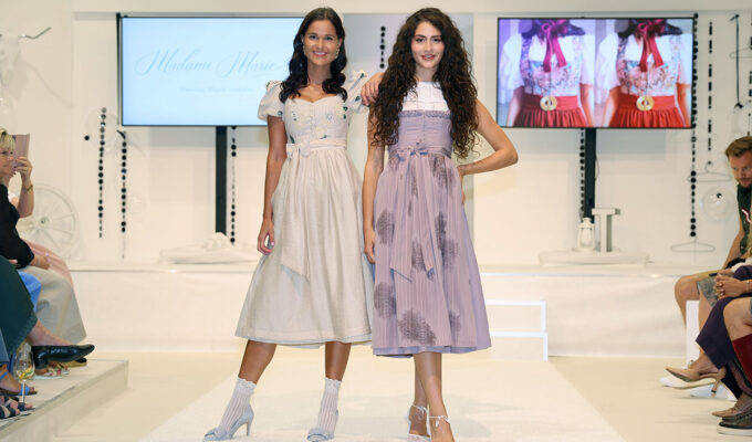 Models präsentieren die Trachtentrends 2027 bei der FESCH Fashion Show in Salzburg.