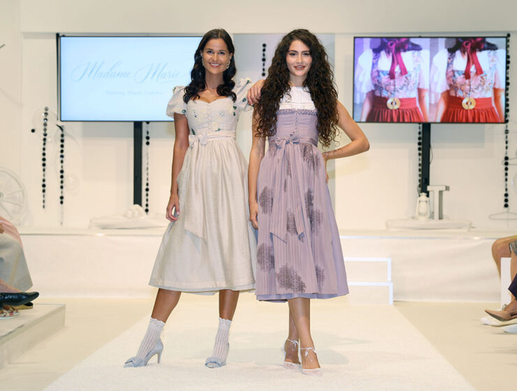 Models präsentieren die Trachtentrends 2027 bei der FESCH Fashion Show in Salzburg.