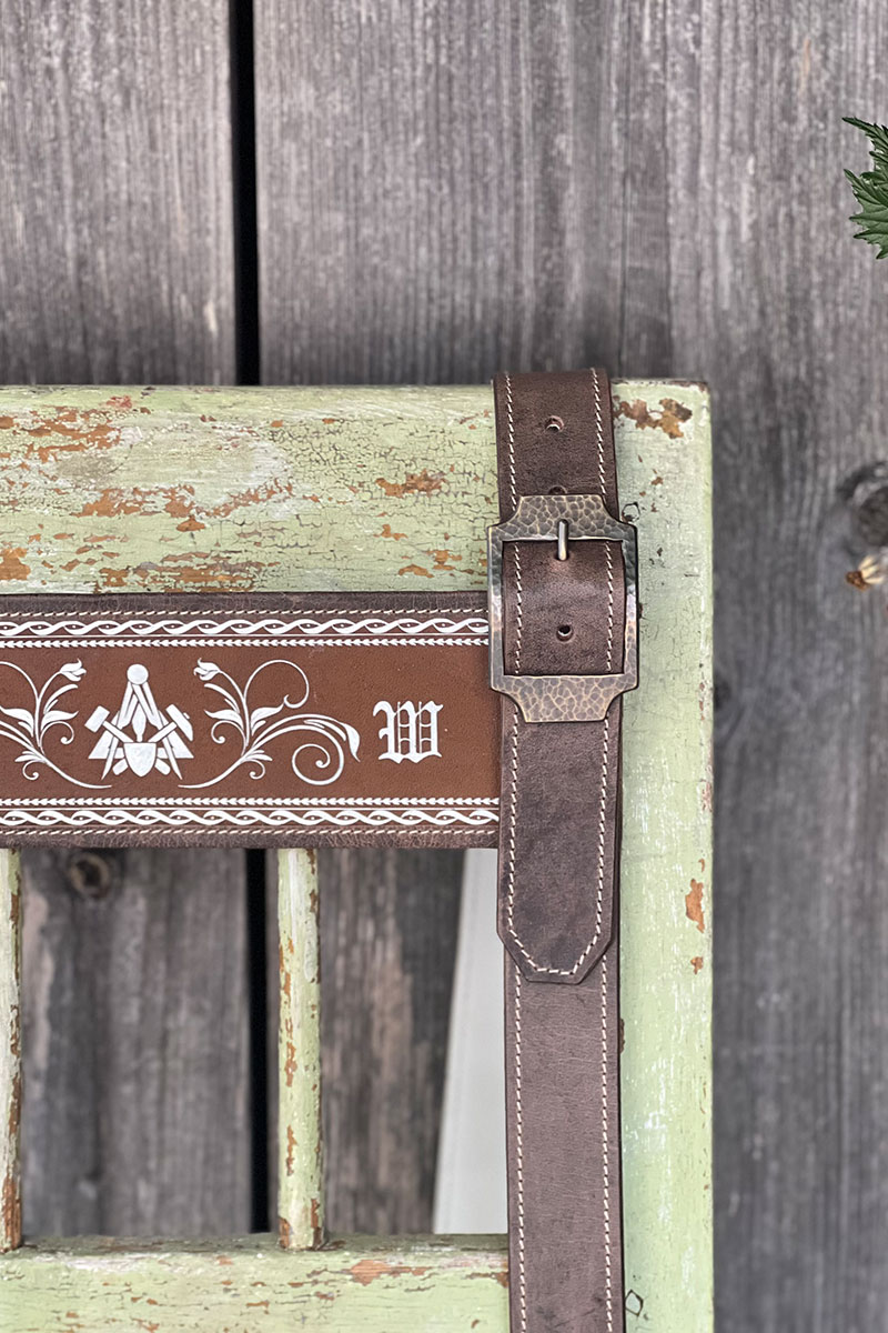 Traditioneller Lederhosenträger mit braunem verziertem Bruststeg