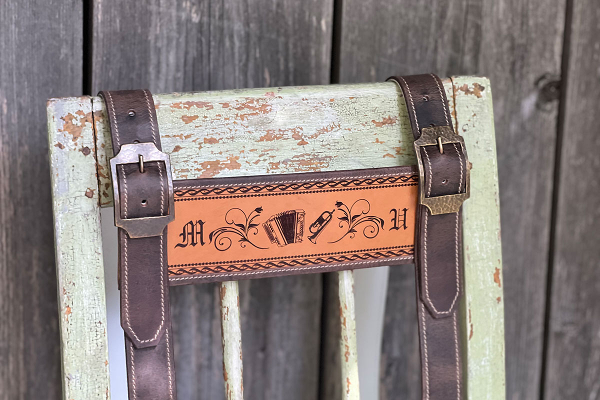 Handgefertigter Lederhosenträger mit individuell gestaltetem hellem Bruststeg