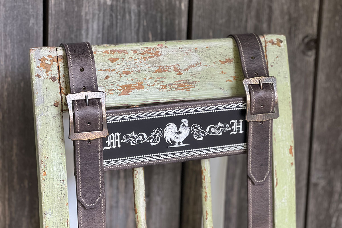 Handgefertigter Trachten-Hosenträger mit personalisiertem Motiv auf dem Bruststeg