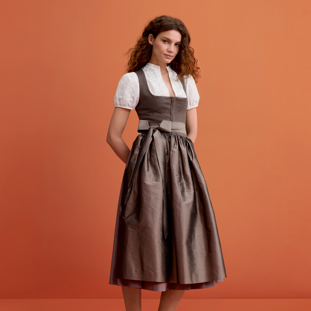 Braunes Dirndl Wiessee mit weißer Bluse Braunes Dirndl Wiessee mit weißer Spitzenbluse von Ludwig Beck