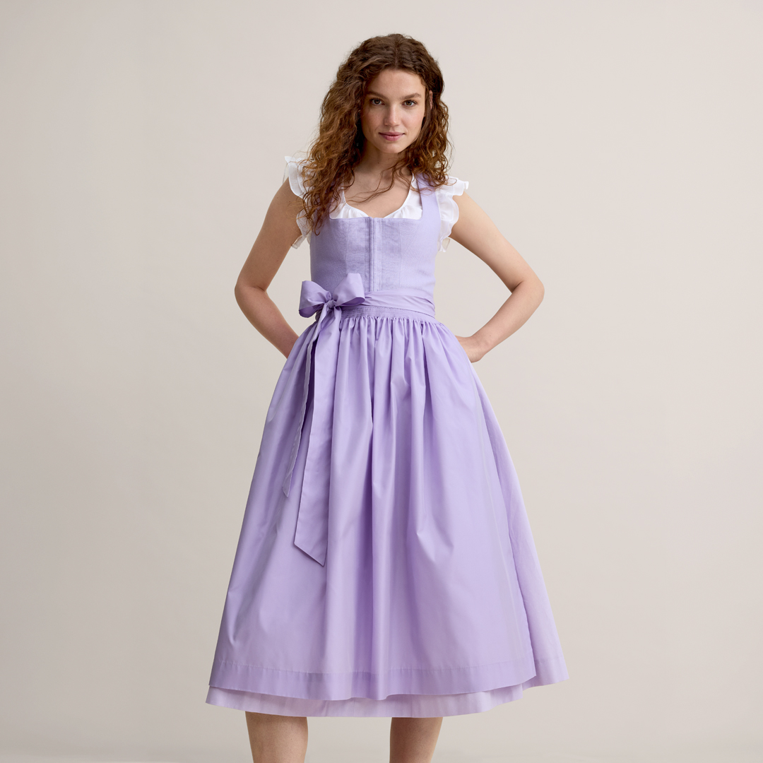 Dirndl in Flieder – Trachtentrend 2026 Fliederfarbenes Dirndl mit weißer Dirndlbluse von Ludwig Beck