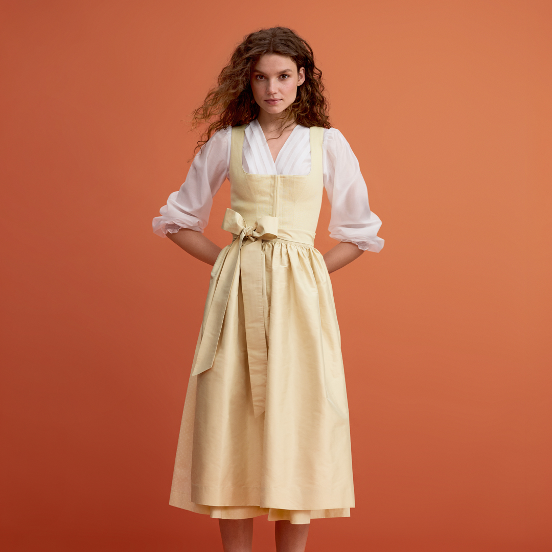 Gelbes Dirndl für die Trachtensaison 2026 Gelbes Dirndl mit weißer Dirndlbluse von Ludwig Beck