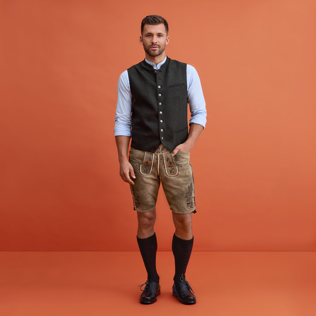 Moderner Trachtenlook für Herren 2026 Moderner Herren-Trachtenlook mit Lederhose und dunkler Weste