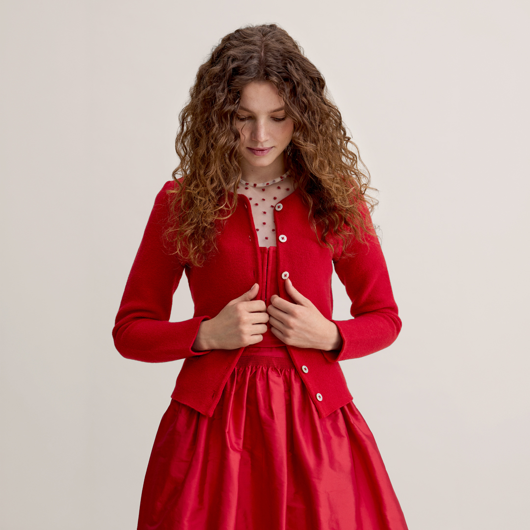 Rotes Dirndl mit Trachten-Strickjacke Rotes Dirndl mit roter Trachten-Strickjacke von Ludwig Beck