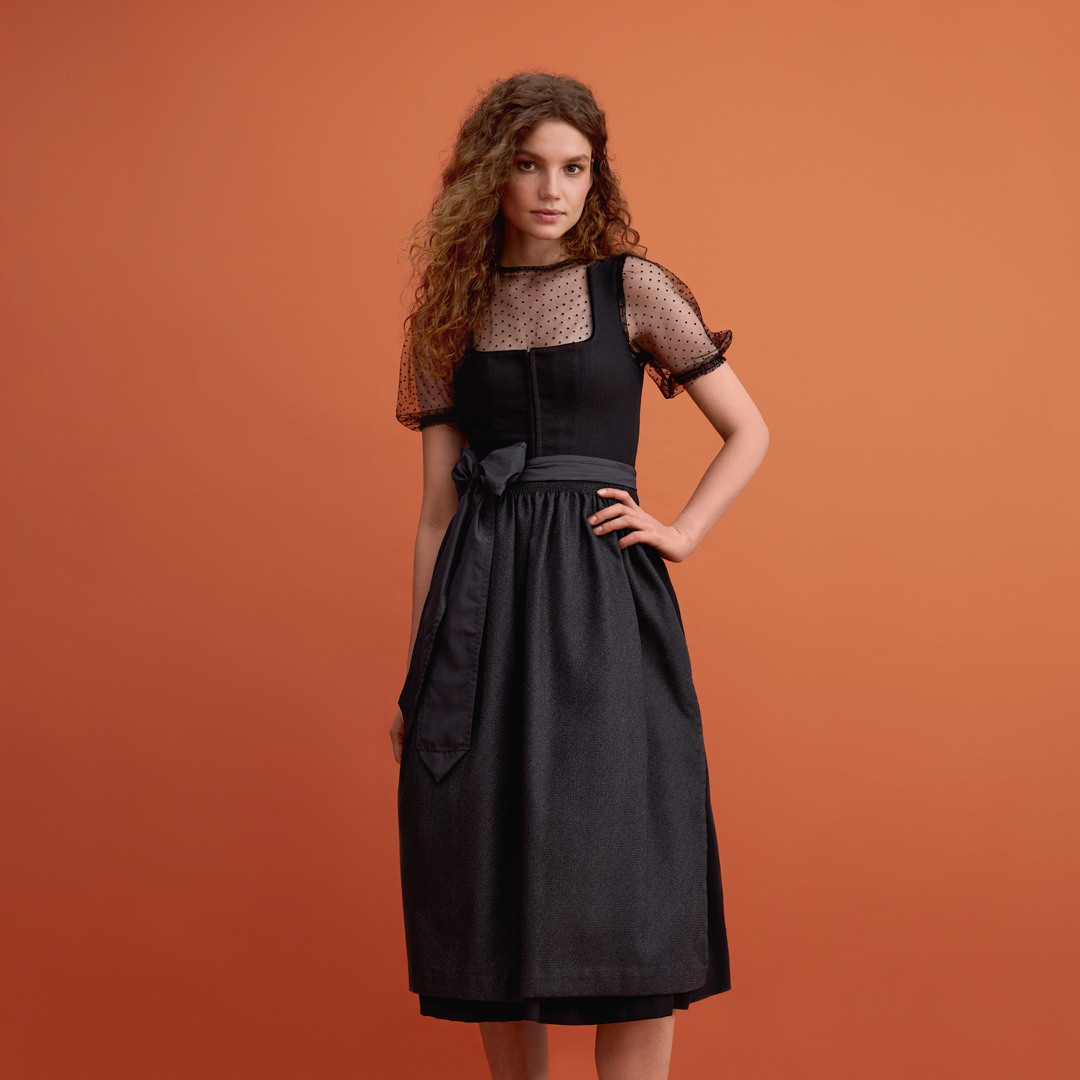 Schwarzes Dirndl Anna von Ludwig Beck Schwarzes Dirndl mit transparenter schwarzer Bluse von Ludwig Beck