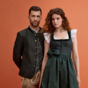 Moderne Trachtenmode von Ludwig Beck mit Dirndl und Lederhose