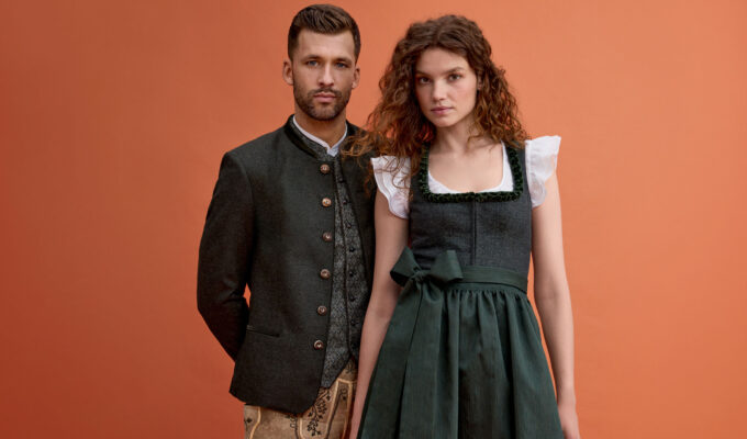 Moderne Trachtenmode von Ludwig Beck mit Dirndl und Lederhose