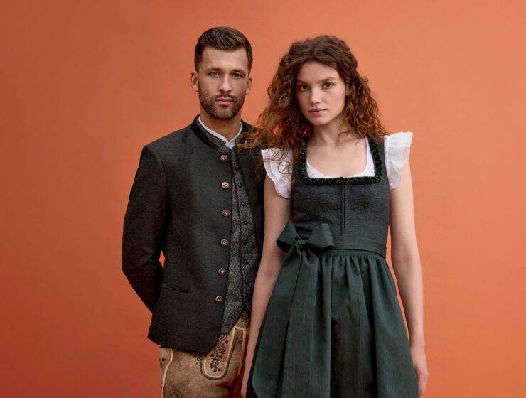 Moderne Trachtenmode von Ludwig Beck mit Dirndl und Lederhose