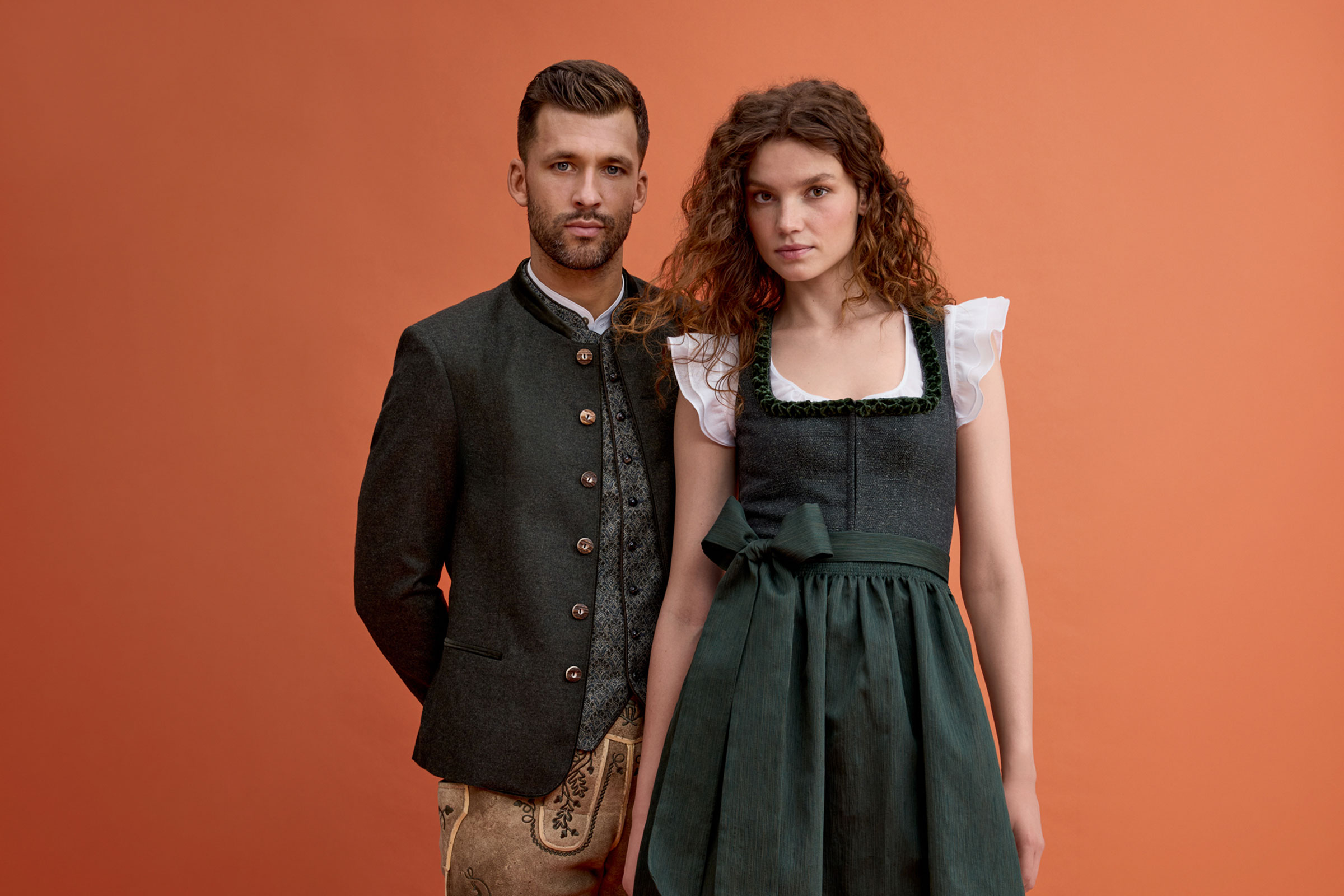 Moderne Trachtenmode von Ludwig Beck mit Dirndl und Lederhose
