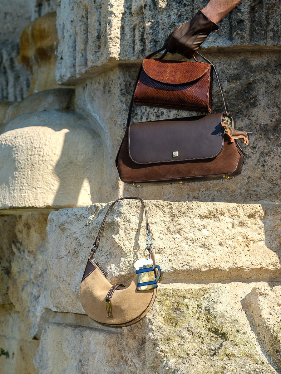 Braune Handtaschen mit Dackel- und Bierkrug-Anhängern am Kufsteiner Platz in München