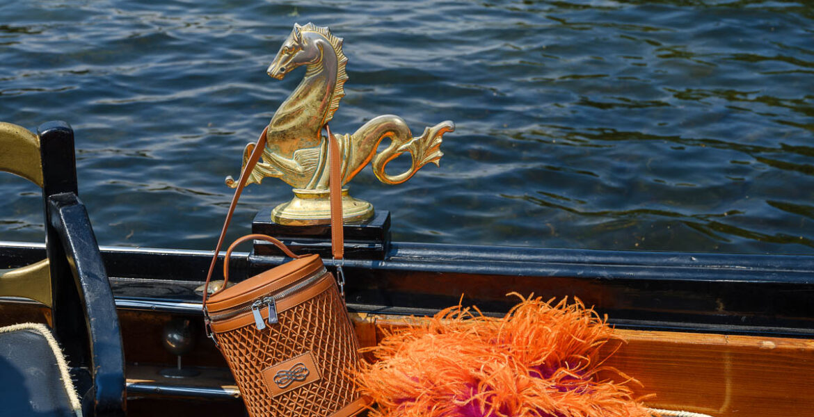 Taschen und Accessoires vor ikonischer Münchner Kulisse für die FESCH-Fotostrecke Handgepäck