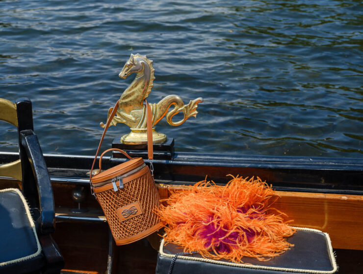 Taschen und Accessoires vor ikonischer Münchner Kulisse für die FESCH-Fotostrecke Handgepäck